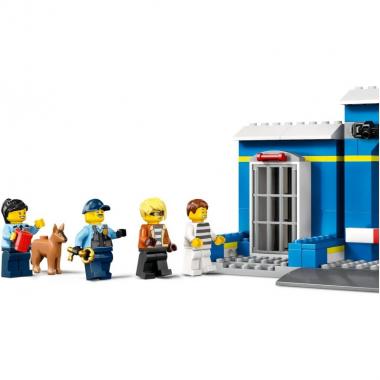 LEGO City Police Station Chase