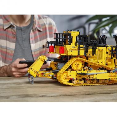 LEGO Конструктор Technic Бульдозер Cat D11 на пульте управления 42131
