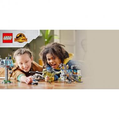 LEGO Конструктор Jurassic World Атака гигантозавра и теризинозавра